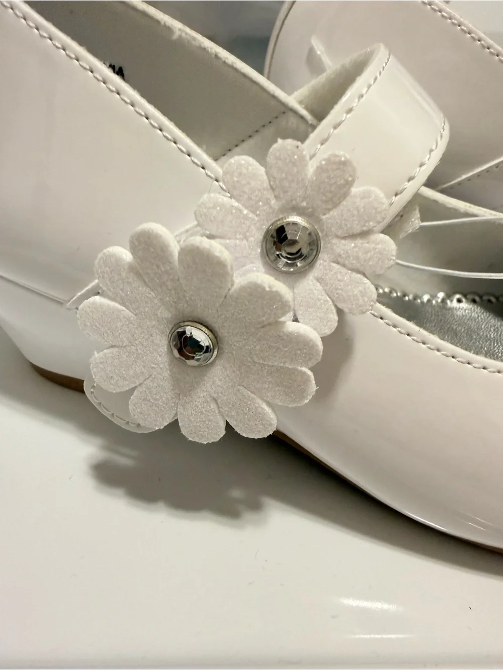 Rachel Shoes white Patent Mary Jane Dress Shoes with Flower Accent, size 2 new